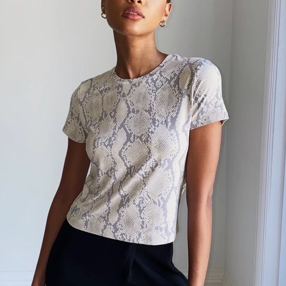 Aritzia Babaton Everyday T-Shirt in Light  Grey Smoke Snakeskin Print Size XXS - Picture 16 of 16